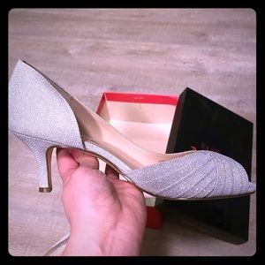 NWT Touch of Nina glittery silver heels size 8
